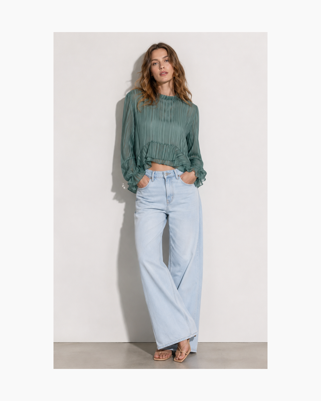 Blusa de gasa manga larga con bobos celeste