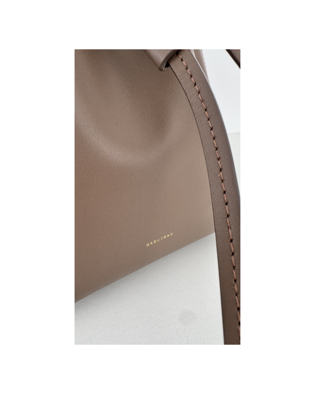 Cartera bucket de cuero topo - Gabuteau