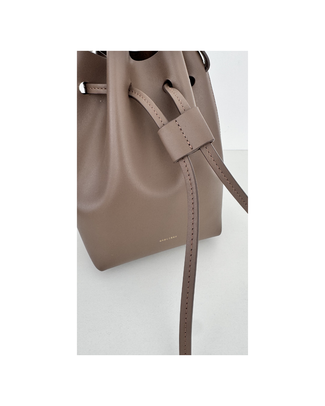 Cartera bucket de cuero topo - Gabuteau