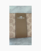 Cartera modelo wristlet color beige - Coach