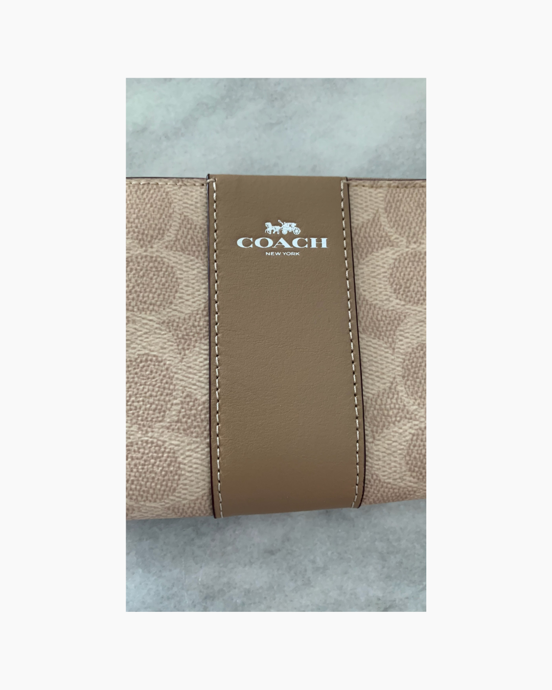 Cartera modelo wristlet color beige - Coach