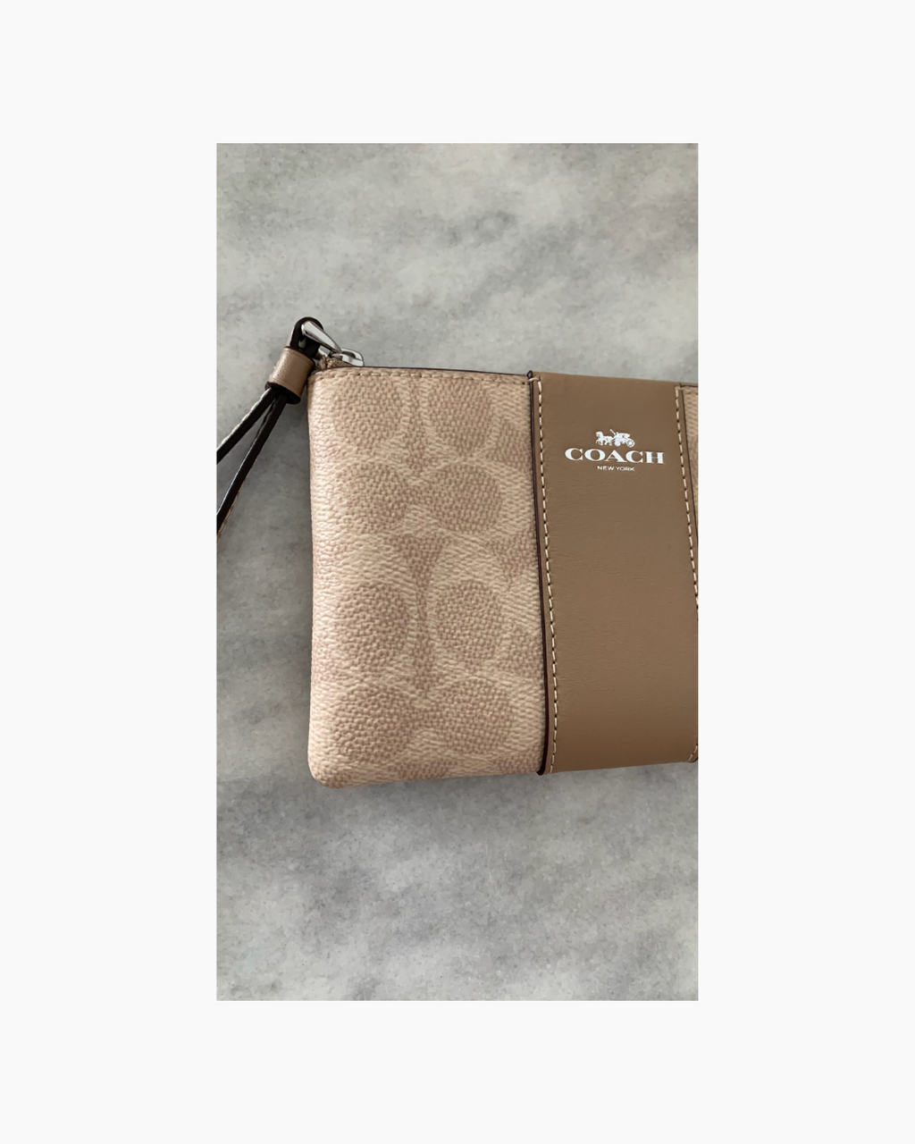 Cartera modelo wristlet color beige - Coach
