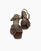 Sandalias de cuero con taco alto color topo - Donna Cattiva