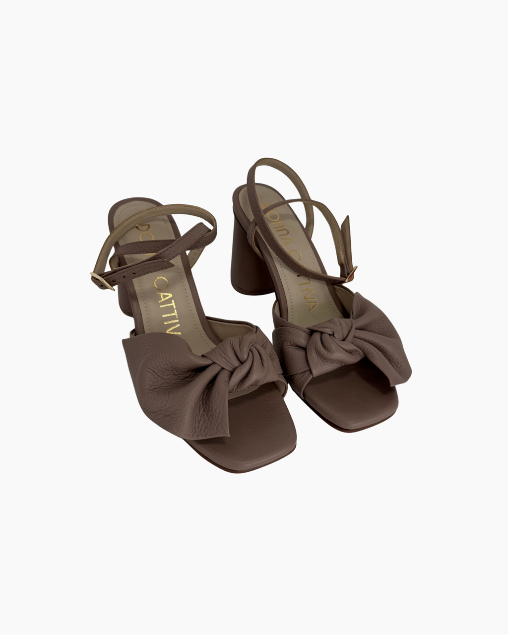Sandalias de cuero con taco alto color topo - Donna Cattiva