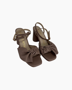 Sandalias de cuero con taco alto color topo - Donna Cattiva