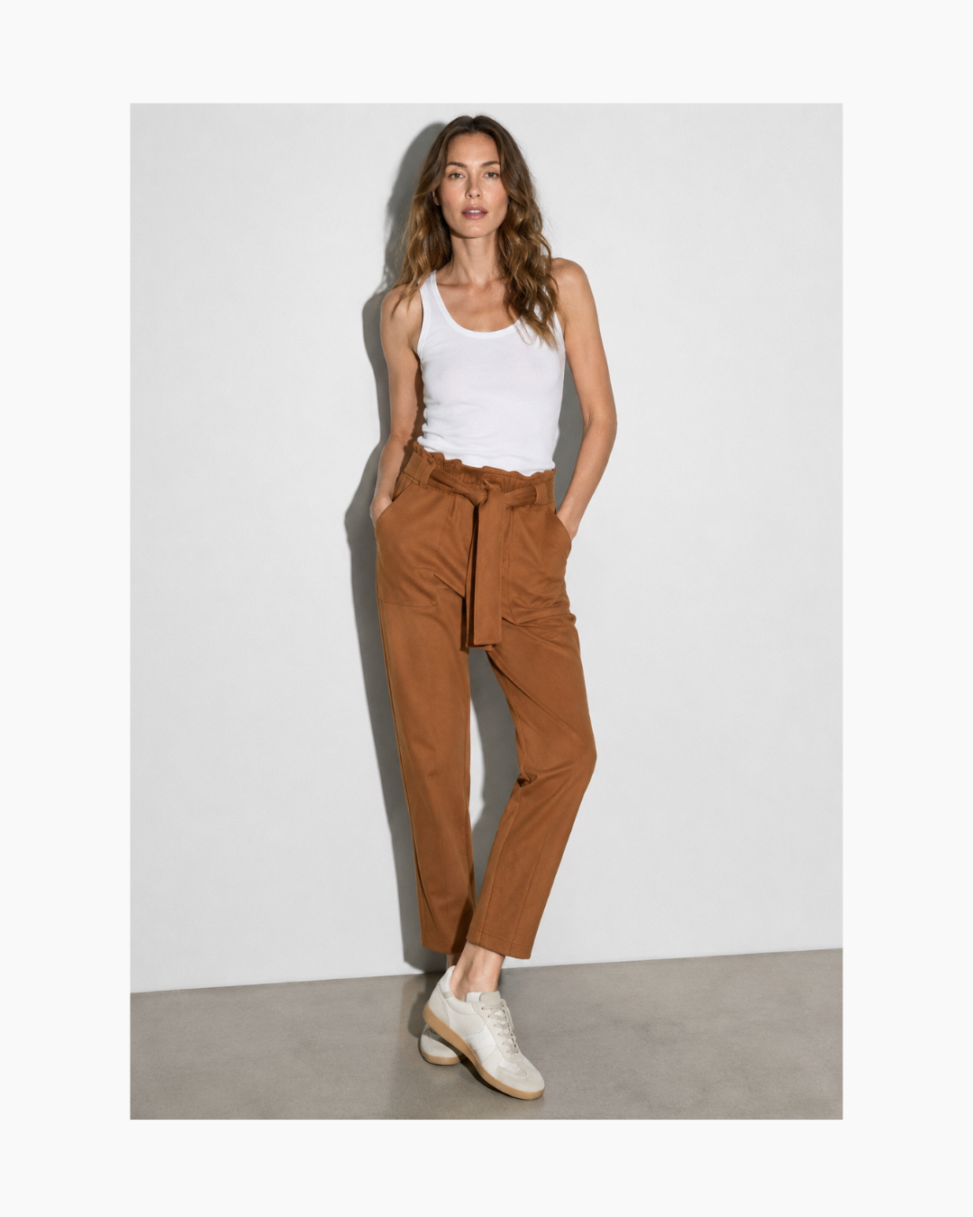 Pantalon con boca angosta camel - Ale Morey