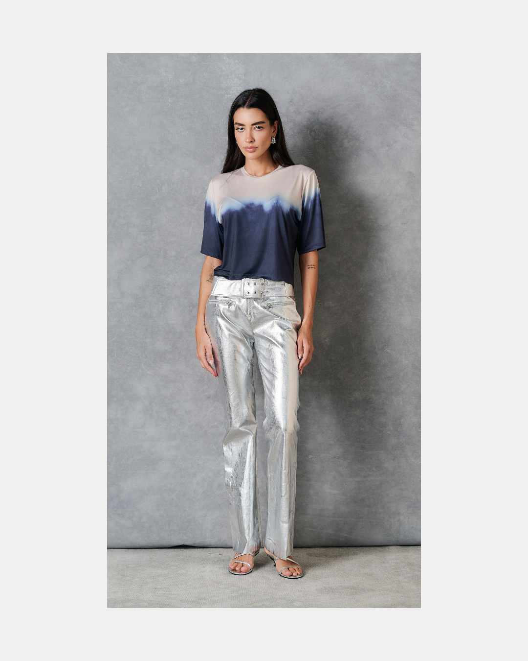 Pantalon metalizado cinturon plateado - Mango